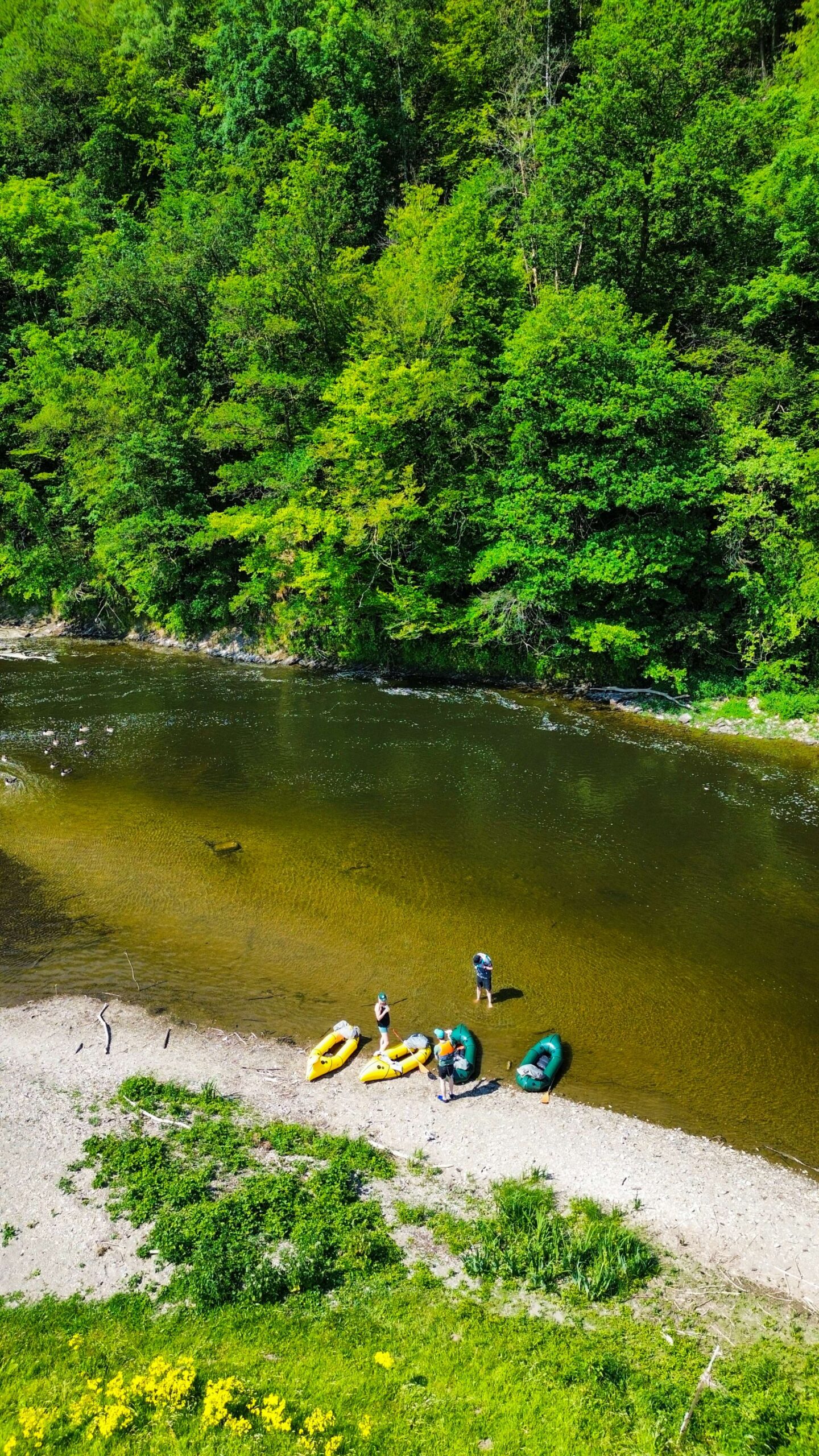 packrafts sur une berge dans les ardennes