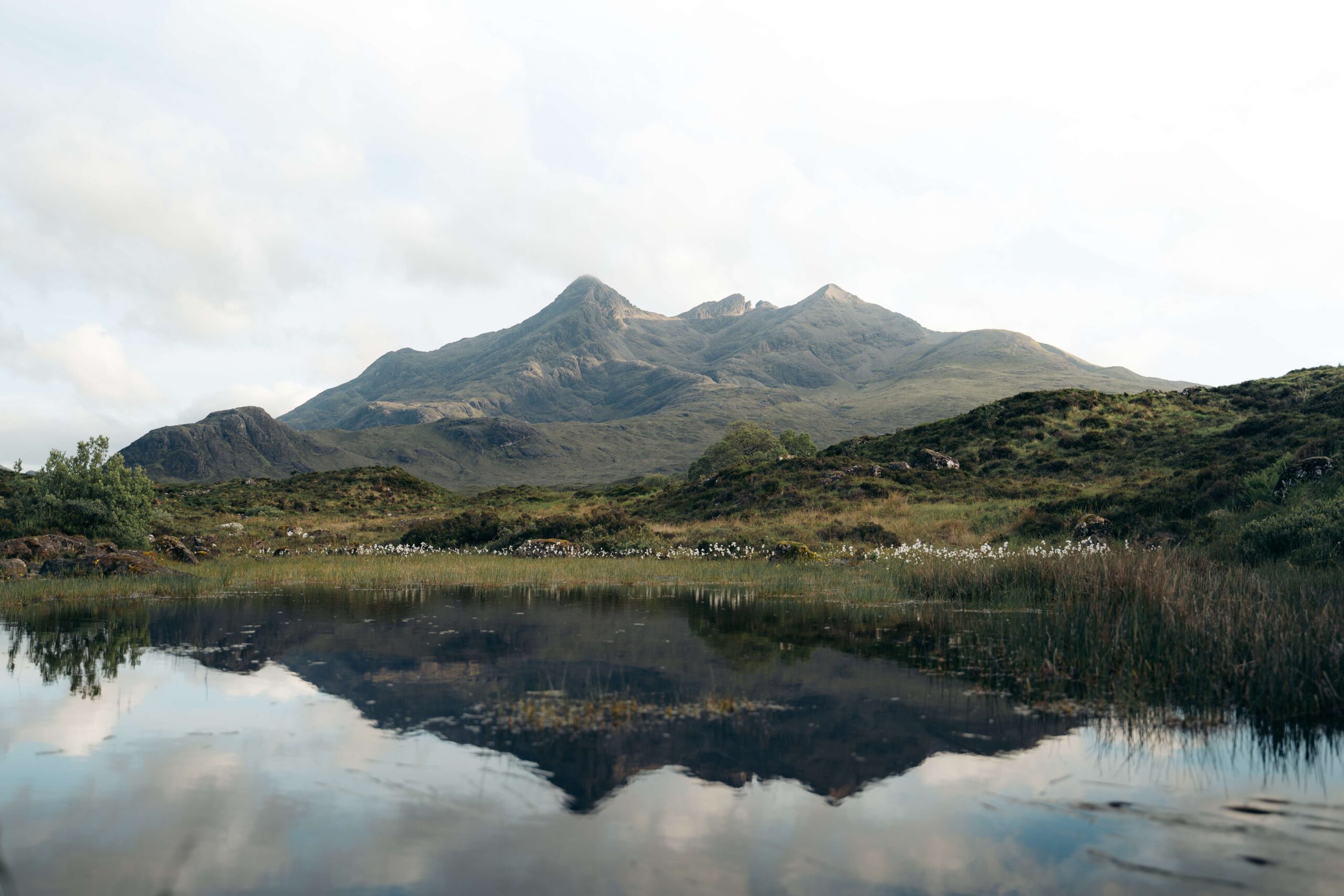 loch et montagne ile de skye écosse