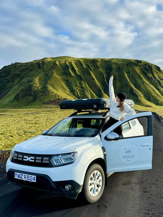 femme à bord d'un 4x4 en islande