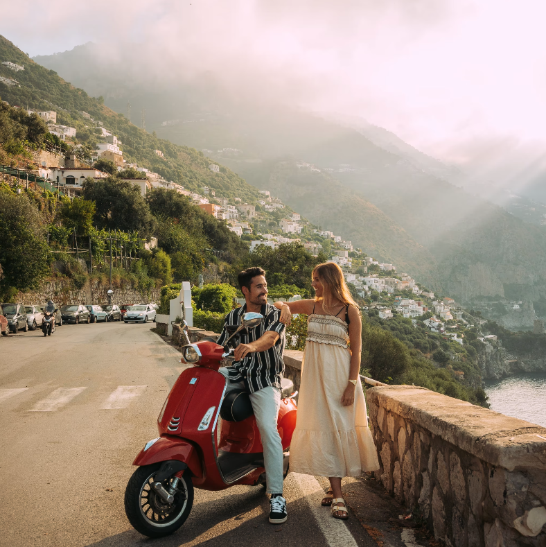 un couple sur un vespa en italie