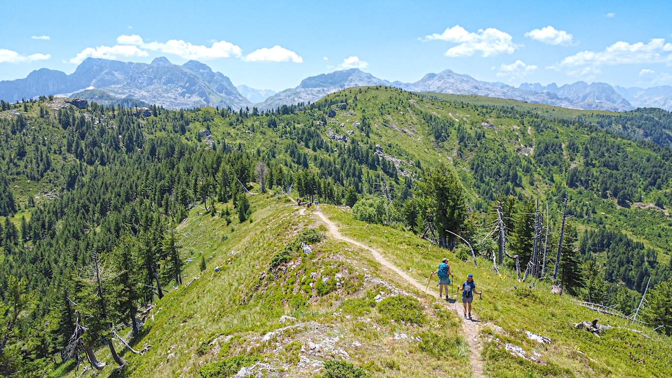 deux randonneurs sentier balkans