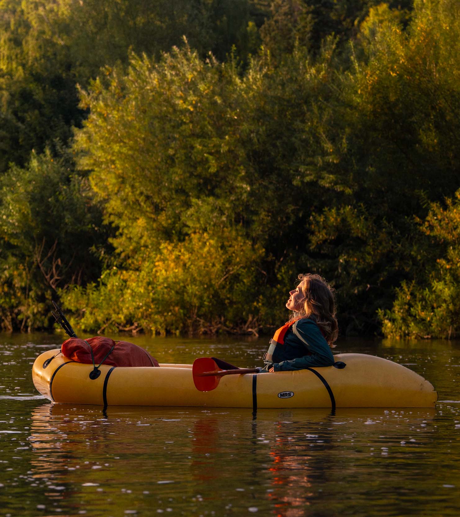 Packraft trail au Luxembourg - femme dans son packraft