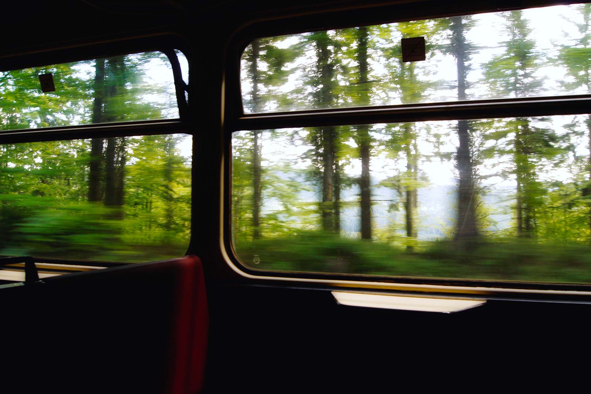 Voyage en train Travelbase - paysage - train avec fenêtre