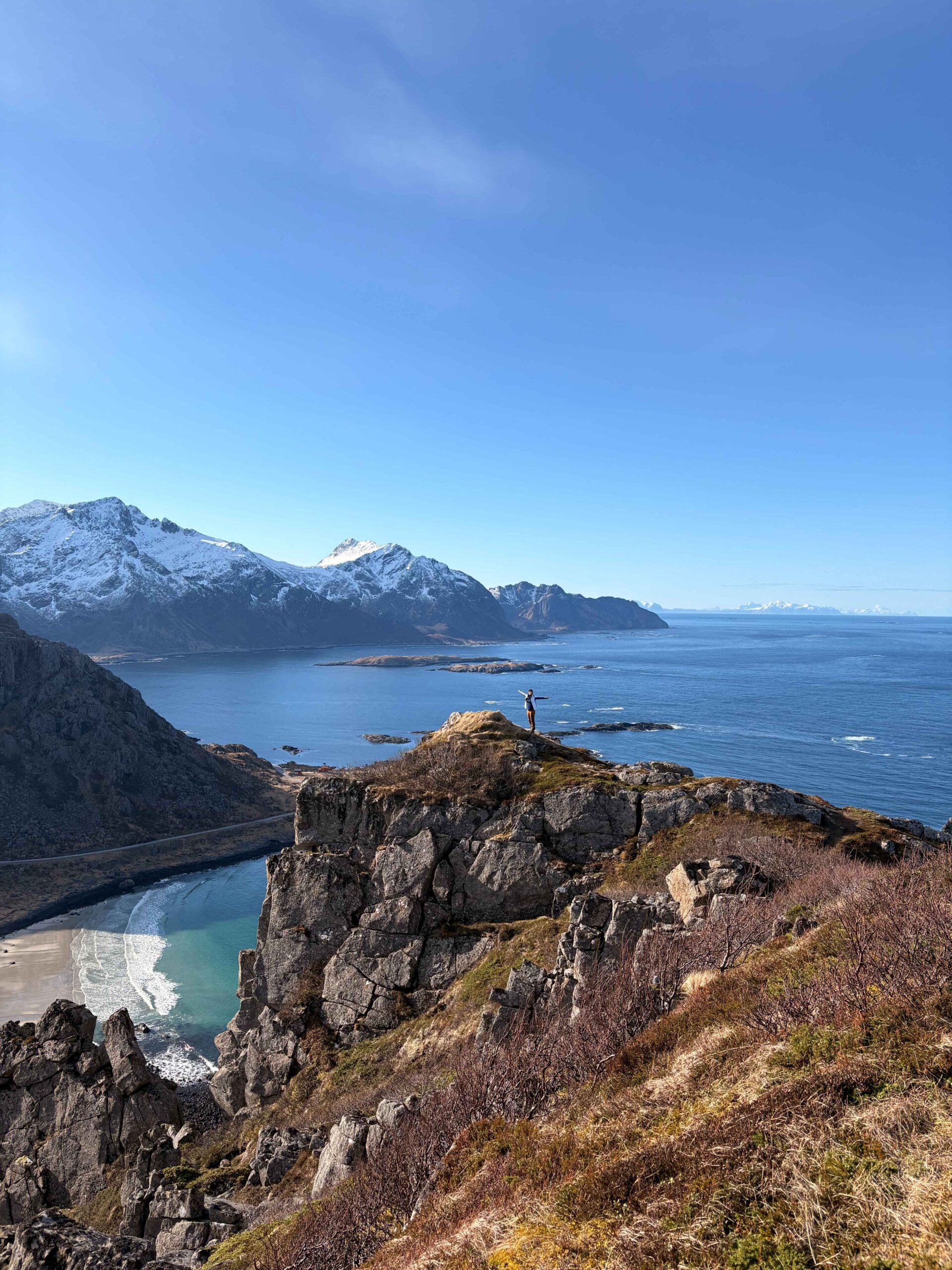 Paysage îles Lofoten montagnes et océan