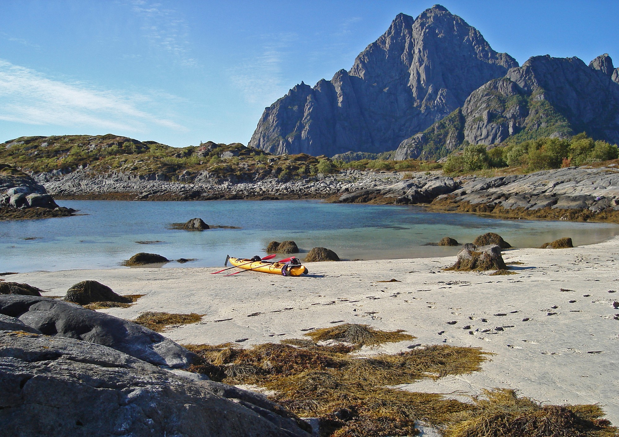 Kayak au milieu des fjords des îles Lofoten